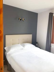 Moderno Y Rústico En Ransol 6pax l by BonesVacances tesisinde bir odada yatak veya yataklar
