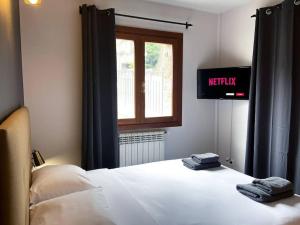 Moderno Y Rústico En Ransol 6pax l by BonesVacances tesisinde bir odada yatak veya yataklar