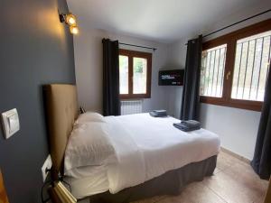 Moderno Y Rústico En Ransol 6pax l by BonesVacances tesisinde bir odada yatak veya yataklar