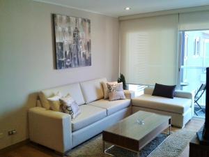 sala de estar con sofá y mesa de centro en Peru Premium Aparts, en Lima