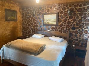 a bedroom with a bed and a painting on the wall at Mansão rústica Medieval Luxo Santuário Bellatrix in Campo Novo