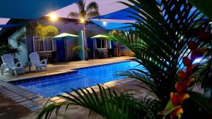 Bazén v ubytování Hidden Palms Inn Deluxe Room nebo v jeho okolí