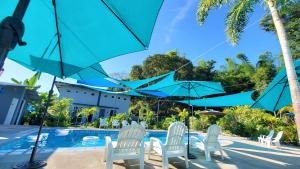 Bazén v ubytování Hidden Palms Inn Deluxe Room nebo v jeho okolí