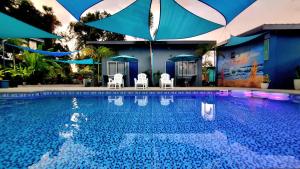 Bazén v ubytování Hidden Palms Inn Deluxe Room nebo v jeho okolí