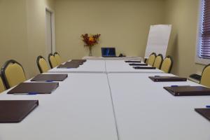 ein großer Konferenzraum mit einem langen Tisch mit Stühlen in der Unterkunft Days Inn by Wyndham Lamont in Lamont