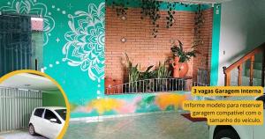 Casa da Maia Hostel في تيانغوا: اطلالة جانبية على مبنى فيه سيارة متوقفة في الأمام