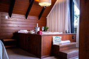 baño con paredes de madera y encimera con ventana en Caminhos da Esmeralda, en Urubici 80 fotos más