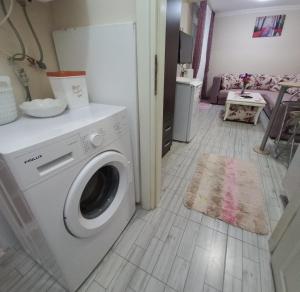 a laundry room with a washing machine in it at Studio meublé in Istanbul