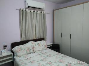 um quarto com uma cama, uma cómoda e uma janela em Sítio Conquista Feliz em Nova Iguaçu