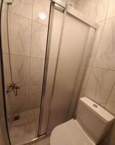 a bathroom with a shower and a toilet at Studio meublé in Istanbul