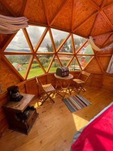 瓜塔維塔的住宿－Glamping BRILLO DE LUNA，享有高空景致的客房设有大窗户。