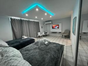 Habitación de hotel con 2 camas y TV de pantalla plana. en Isla Verde Puerto Rico, Two Full Beds, en San Juan
