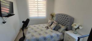 TV a/nebo společenská místnost v ubytování Confortable apartmento en Ricaurte cundinamarca