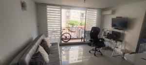 TV a/nebo společenská místnost v ubytování Confortable apartmento en Ricaurte cundinamarca