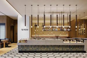 um restaurante com um bar com um lustre em Sheraton Kagoshima em Kagoshima