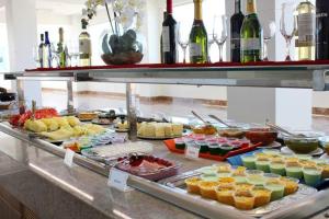 ein Buffet mit Desserts und Weinflaschen in der Unterkunft Lacqua di Roma I in Caldas Novas