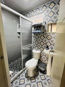 a small bathroom with a toilet and a sink at Lugar encantador super equipado in Popayan