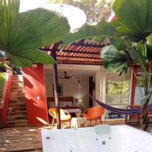 Zimmer mit Hängematte auf einer Terrasse mit Palmen in der Unterkunft Tierra Negra Suite in Pereira