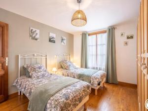 1 Schlafzimmer mit 2 Betten und einem Fenster in der Unterkunft Gîte Cuise-la-Motte, 3 pièces, 4 personnes - FR-1-526-38 in Cuise-la-Motte