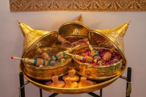 een tentoonstelling van gouden sieraden in een museum bij Riad la villa bleue & SPA in Marrakesh