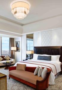 成都的住宿－成都瑞吉酒店，一间大卧室,配有一张大床和一张沙发