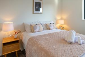 a bedroom with a large bed with towels on it at Vibrant Central Christchurch Pad 2 bed 1 bath in Christchurch