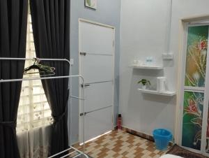 Kylpyhuone majoituspaikassa Inap Idaman 3 Near Hospital USM Kubang Kerian