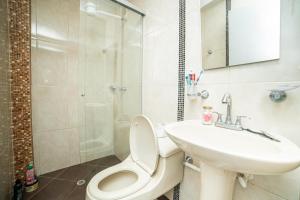 a bathroom with a toilet and a sink and a shower at Descansa y Explora Habitación Privada en Medellín C in Medellín +17 photos