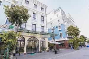 una vista a la calle del hotel de la pasión de San Francisco en Passion Hotel HaLong, en Ha Long