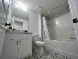 Koupelna v ubytování 2BR Suite, Private Entry, Full Kitchen, Washer & Dryer, Free Parking, Smart TV with Netflix, High-Speed Wi-Fi, Self Check-In, Near Banff National Park + 16 fotografií