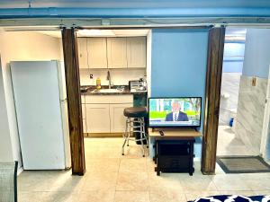 מטבח או מטבחון ב-LGA Airport near, Studio walk in bsmt Apt in a Private House!