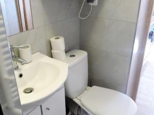 uma casa de banho branca com um WC e um lavatório em Holiday apartment near the beach in Dziwnów em Dziwnów