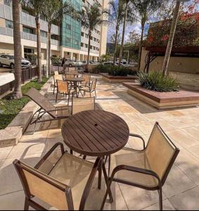 a group of chairs and tables and a table and chairs at Flat Rio Centro, 1km do Rio centro 3km da Jeunesse Arena Parque Olímpico em frente ao Projac e a poucos minutos da Praia da Barra in Rio de Janeiro