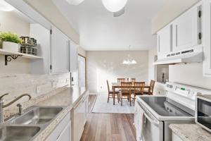 Dapur atau dapur kecil di Spacious Townhouse Finished Basement