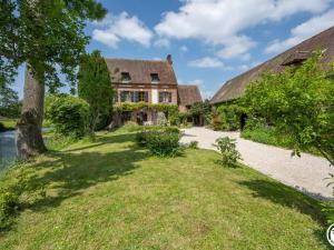 eine Außenansicht eines Hauses mit einem Baum in der Unterkunft Appartement Bonnières, 2 pièces, 2 personnes - FR-1-526-37 