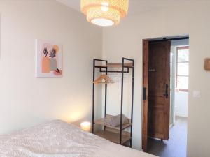 1 dormitorio con cama y lámpara de araña en Appartement Bonnières, 2 pièces, 2 personnes - FR-1-526-37 