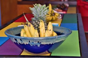 een blauwe kom met een ananas erin op een tafel bij The Funky Monkey Hostel in Haad Rin