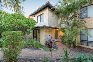 una casa con palmeras delante en Modern Scarborough Townhouse, en Perth