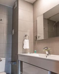 聖地亞哥的住宿－Estancia Perfecta, Te esperamos!，一间带水槽和镜子的浴室
