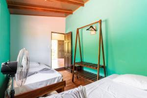 a room with two beds and a mirror at Tabaco Lodge #1 a solo 5 mins de Playa Carrillo in Arbolito