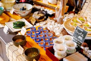 una mesa cubierta con muchos tipos diferentes de comida en Sendai Kokusai Hotel, en Sendai