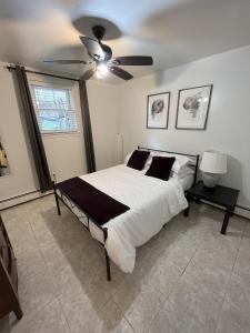 Postel nebo postele na pokoji v ubytování Two Bedroom Private Apt near NYC