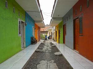 un callejón vacío con edificios de colores brillantes en SPOT ON 92666 Rumah Kos Arafah Syariah, en Probolinggo