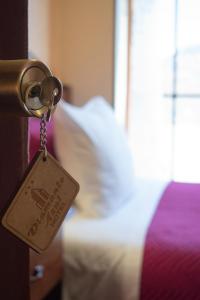 una etiqueta colgando de una puerta con una cama en Hotel Diamante Azul, en La Paz