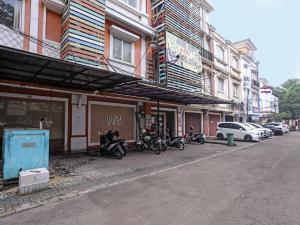 eine Gruppe von Motorrädern, die vor einem Gebäude geparkt sind in der Unterkunft SUPER OYO 92672 Hotel Bsd in South Tangerang