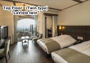 雾岛市La Vista Kirishima Hills的有两张床和一台电视的酒店房间
