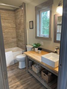 Phòng tắm tại The Inn at Liberty Farms