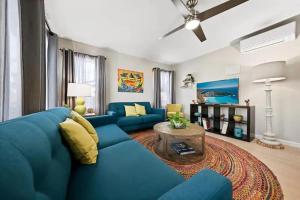 sala de estar con sofá azul y mesa en Spacious Centrally Located NEW 2 Bedroom Property! en Inglewood