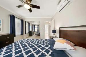 Schlafzimmer mit einem Bett und einem Deckenventilator in der Unterkunft Spacious Centrally Located NEW 2 Bedroom Property! in Inglewood