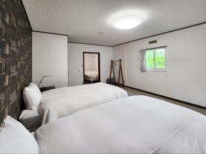 Postel nebo postele na pokoji v ubytování Hakuba Echoland Cottage by JAMSZ ROYALE